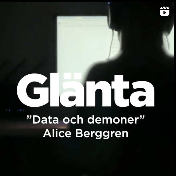 Alice Berggren läser ur texten ”Data och demoner” i det senaste numret av Glänta, som handlar om gränssnitt
