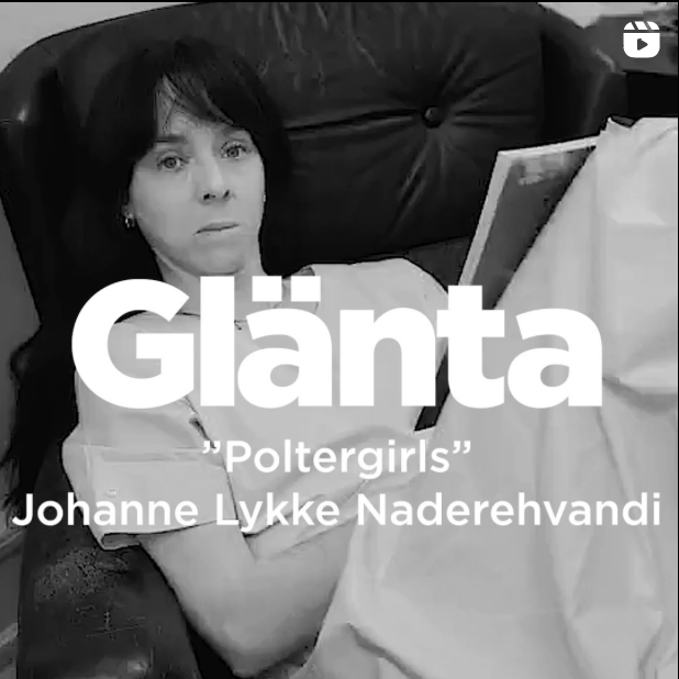 Johanne Lykke Naderehvandi läser ur texten ”Poltergirls” i det senaste numret av Glänta, som handlar om gränssnitt.
